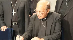 Il Cardinal Oswald Gracias firma l'appello al COP21, Sala Stampa Vaticana, 26 ottobre 2015 / Bohumil Petrik / CNA