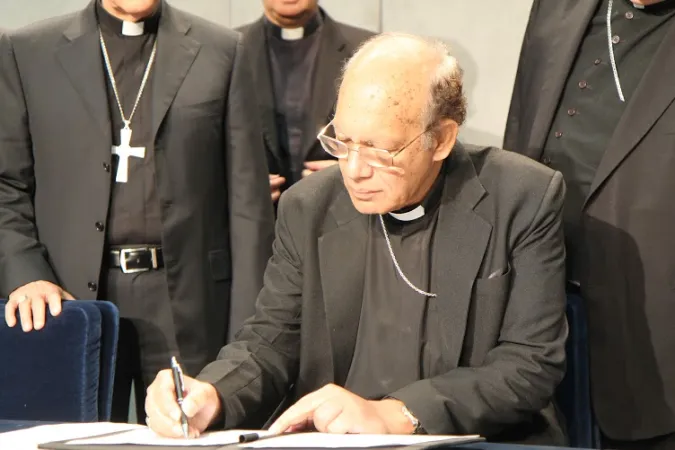 Firma dell'appello di vescovi e patriarchi al COP21 | Il Cardinal Oswald Gracias firma l'appello al COP21, Sala Stampa Vaticana, 26 ottobre 2015 | Bohumil Petrik / CNA