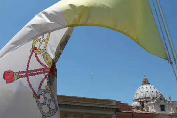 La bandiera vaticana e la Basilica di San Pietro / Bohumil Petrik / ACI Group