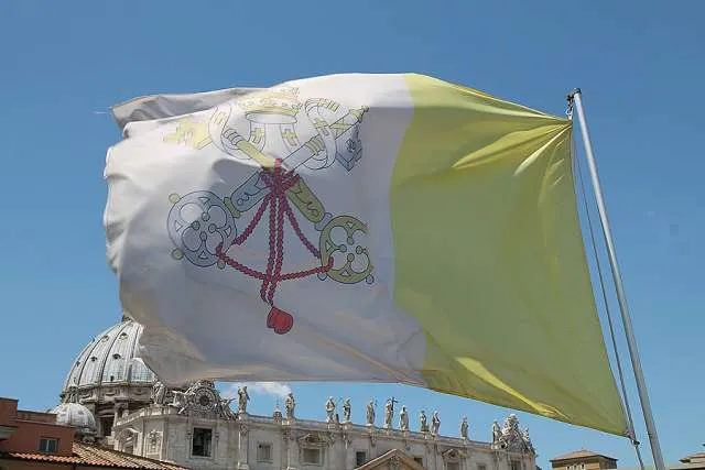 Bandiera dello Stato di Città del Vaticano | La bandiera vaticana che sventola di fronte alla Basilica di San Pietro | Bohumil Petrik / CNA