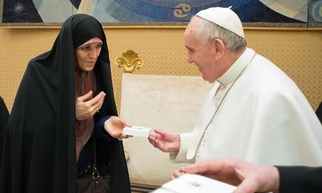 Papa Francesco e Shahindokht Molaverdi | Papa Francesco incontra Shahindokht Molaverdi, vicepresidente della Repubblica d'Iran, 12 febbraio 2015 | © L'Osservatore Romano Photo 