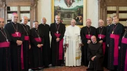 Papa Francesco con il gruppo di vescovi della Conferenza Episcopale dei Latini nelle Regioni Arabe. Alla destra del Papa, l'arcivescovo Pierbattista Pizzaballa, amministratore apostolico del Patriarcato Latino di Gerusalemme / Vatican Media / Patriarcato Latino di Gerusalemme