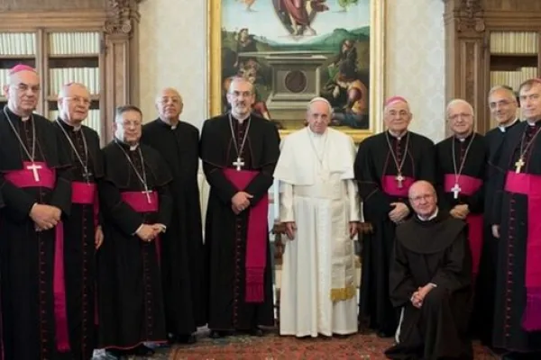 Papa Francesco con il gruppo di vescovi della Conferenza Episcopale dei Latini nelle Regioni Arabe. Alla destra del Papa, l'arcivescovo Pierbattista Pizzaballa, amministratore apostolico del Patriarcato Latino di Gerusalemme / Vatican Media / Patriarcato Latino di Gerusalemme