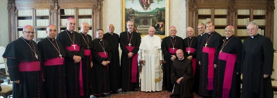 Papa Francesco e l'ad limina del CELRA | Papa Francesco con il gruppo di vescovi della Conferenza Episcopale dei Latini nelle Regioni Arabe. Alla destra del Papa, l'arcivescovo Pierbattista Pizzaballa, amministratore apostolico del Patriarcato Latino di Gerusalemme | Vatican Media / Patriarcato Latino di Gerusalemme