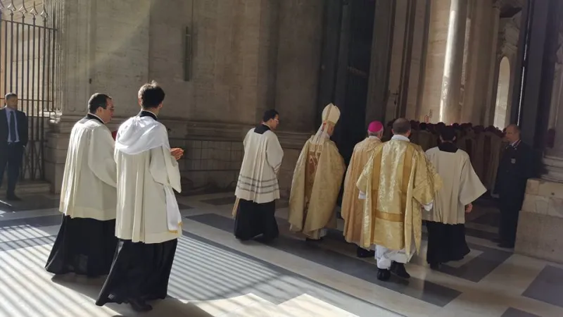 Il cardinal Bagnasco e i vescovi italiani | I vescovi italiani passano la Porta Santa prima della celebrazione del Cardinal Bagnasco | Mimmo Muolo / Facebook