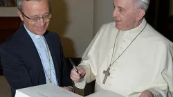 Il vescovo Cavina durante un incontro con Papa Francesco / L'Osservatore Romano / Diocesi di Carpi