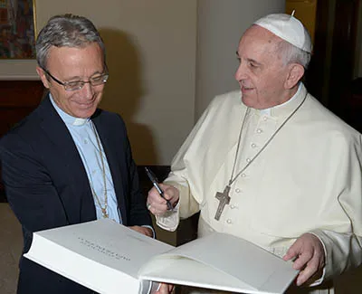 Papa Francesco e il vescovo Cavina | Il vescovo Cavina durante un incontro con Papa Francesco | L'Osservatore Romano / Diocesi di Carpi