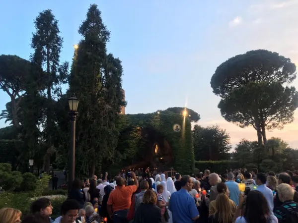 Processione nei Giardini Vaticani, mese mariano |  | Valentina Giacometti