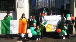 Manifestanti per la riapertura dell'ambasciata di Irlanda presso la Santa Sede, durante i tre anni in cui l'Irlanda non ha avuto un ambasciatore residenziale  / PD