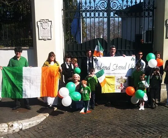 Irlanda - Santa Sede | Manifestanti per la riapertura dell'ambasciata di Irlanda presso la Santa Sede, durante i tre anni in cui l'Irlanda non ha avuto un ambasciatore residenziale  | PD