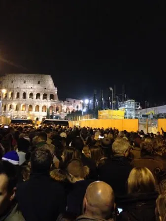 Fedeli alla Via Crucis del Colosseo |  | VG ACI Stampa