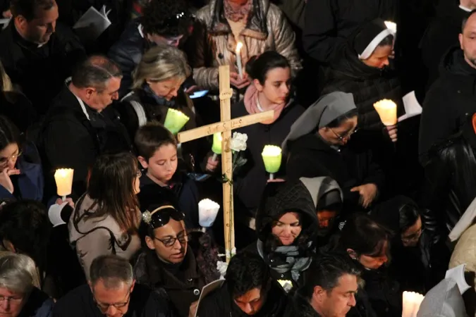 Fedeli alla Via Crucis del Colosseo |  | Aci Group