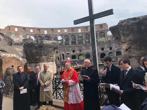 Via Crucis Colosseo con il Cardinale Ravasi |  | Circolo San Pietro