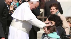 Papa Francesco benedice un malato durante una udienza generale  / Archivio CNA