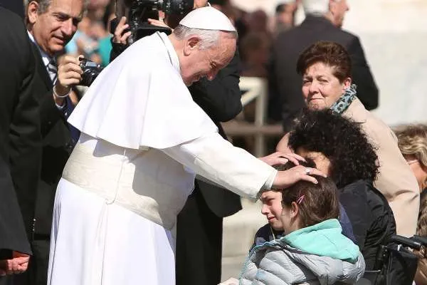 Papa Francesco | Papa Francesco benedice un malato durante una udienza generale  | Archivio CNA