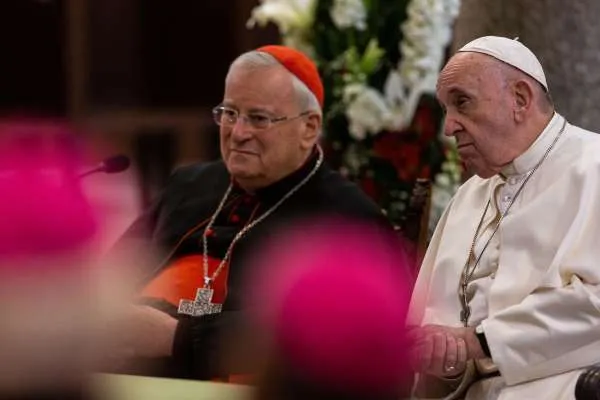 Il Cardinale Gualtiero Bassetti, Presidente della Conferenza Episcopale Italiana, con Papa Francesco |  |  Daniel Ibáñez/CNA