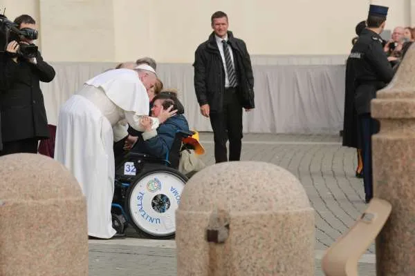 Papa Francesco con un malato in Piazza san Pietro  |  | Archivio CNA