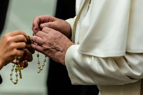 Papa Francesco e una Corona Rosario |  | Daniel Ibáñez/CNA