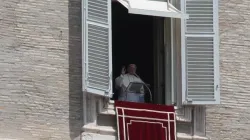 Papa Francesco si affaccia dalla finestra dell'Appartamento del Palazzo Apostolico per la recita dell'Angelus / Lauren Cater / CNA