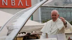 Papa Francesco sulla Papamobile durante un viaggio papale / Alan Holdren / CNA 