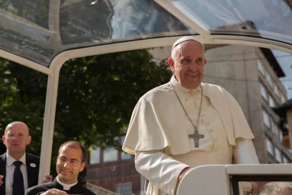 Papa Francesco | Papa Francesco durante il viaggio a Sarajevo | Andreas Dueren / CNA 