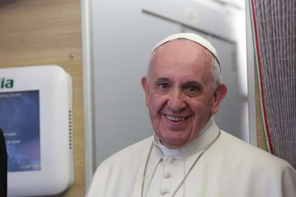 Papa Francesco durante un volo papale / Alan Holdren / CNA 