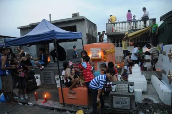 Un cimitero a Manila nella Solennità di Tutti i Santi con la preghiera per i defunti  |  | Roy Lagarde/CBCPMedia