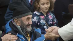 Papa Francesco saluta un senzatetto, Piazza di Spagna, 8 dicembre 2016 / L'Osservatore Romano / ACI Group