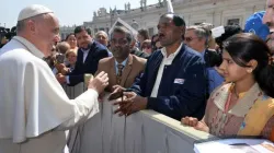 Papa Francesco saluta i familiari di Asia Bibi al termine di una udienza generale nel 2015 / © Service Photo Vatican - SFV