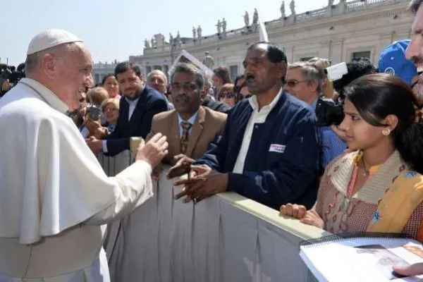 Papa Francesco saluta i familiari di Asia Bibi al termine di una udienza generale nel 2015 / © Service Photo Vatican - SFV