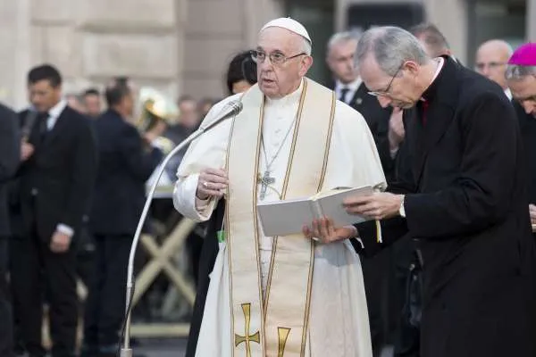 Monsignor Guido Marini accanto al Papa |  | Marina Testino CNA