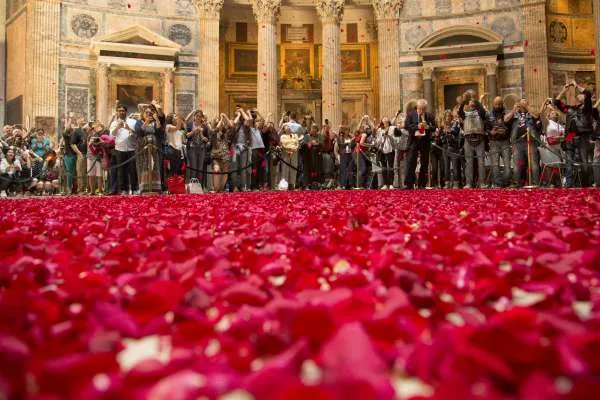 la pioggia di rose a Pentecoste  |  | Marina Testino/CNA