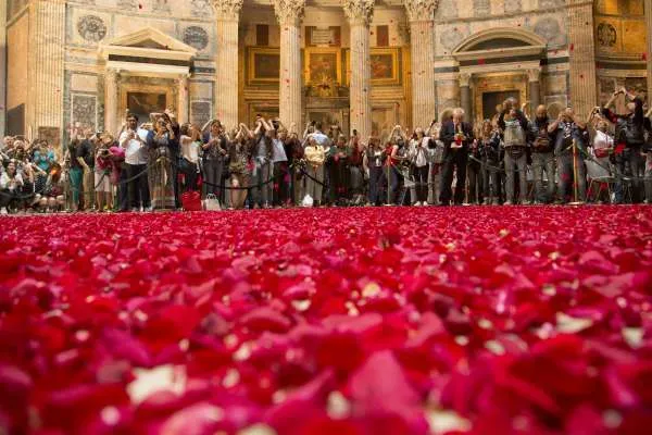 La pioggia di rose a Pentecoste  |  | Aci Group