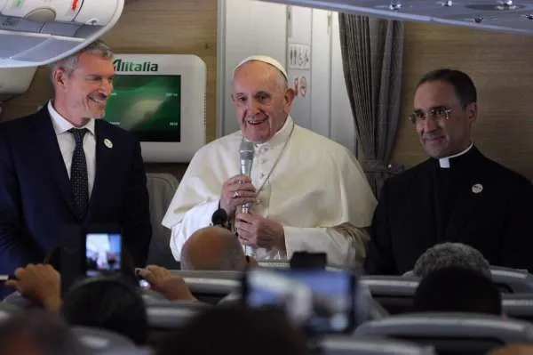 Papa Francesco durante una conferenza stampa sul volo papale |  | Edward Pentin CNA