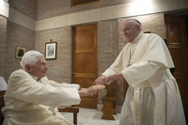 Papa Francesco e Benedetto XVI ina una foto di archivio del loro incontro del 28.11.2020 |  | Vatican Media