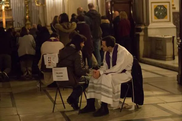 Un sacerdote confessa i fedeli |  | Daniel Ibanez CNA