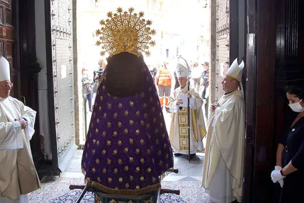 La Virgen de los Desemparados esposta alla porta della cattedrale di Valencia, 10 maggio 2020 / ArchiValencia / Manolo Guallart