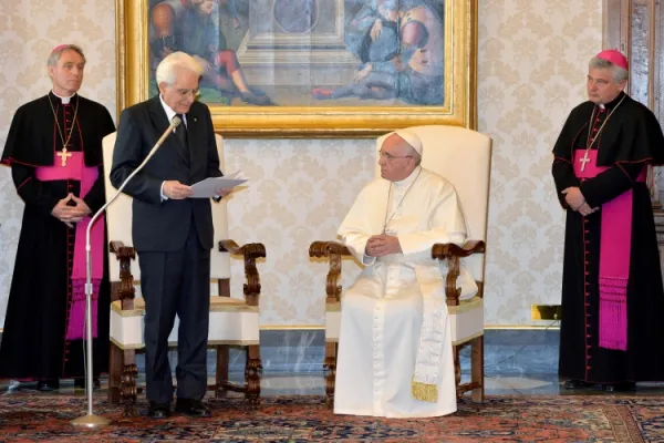 Lo scambio di discorsi nell'ultima visita di Stato in Vaticano, quella del presidente Mattarella nell'aprile del 2015. A sx, l'arcivescovo Georg Gaenswein, prefetto della Casa Pontificia. A dx, notare l'Elemosiniere, l'allora arcivescovo Konrad Krajewski / Quirinale