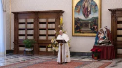 Papa Francesco durante una recita nell'Angelus in Biblioteca durante il tempo di Natale passato / Vatican Media / ACI Group