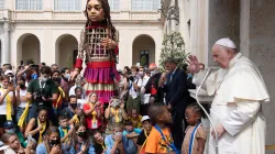 Papa Francesco nel Cortile San Damaso con i bambini della manifestazione "Apri" e "Little Amal" / Vatican Media / ACI Group