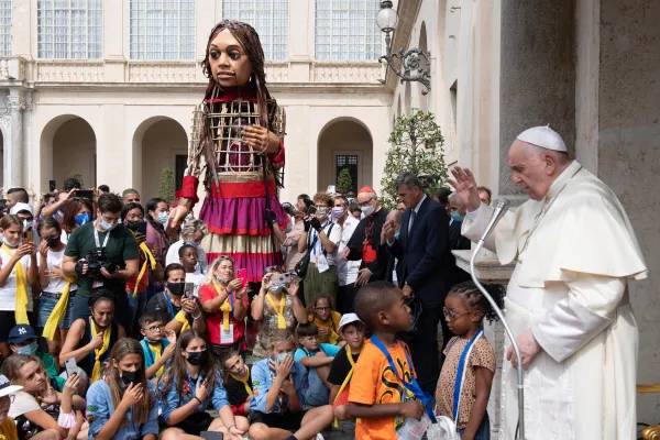 Papa Francesco nel Cortile San Damaso con i bambini della manifestazione "Apri" e "Little Amal" / Vatican Media / ACI Group