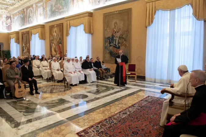 Papa Francesco, Sala del Concistoro | Papa incontra i Membri di Associazioni, Congregazioni e Movimenti dedicati alla Misericordia in Francia, Sala del Concistoro, Palazzo Apostolico Vaticano, 13 dicembre 2019 | Vatican Media / ACI Group