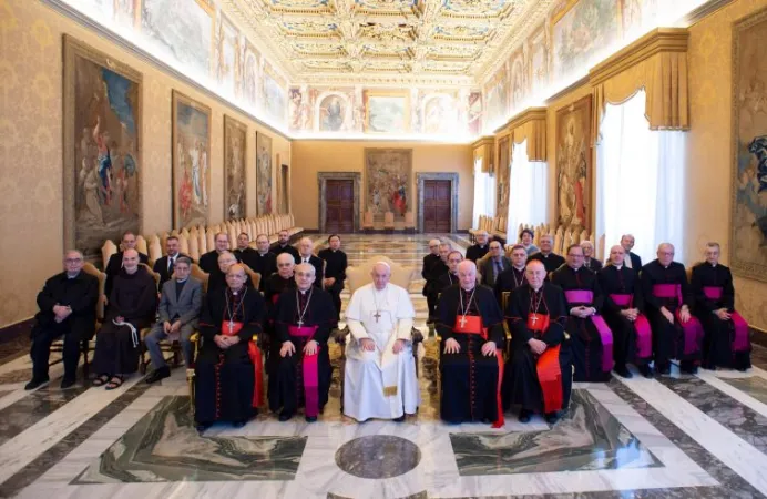 Papa Francesco, Pontificio Consiglio Testi Legislativi | Papa Francesco con i membri del Pontificio Consiglio dei Testi Legislativi al termine dell'udienza del 20 febbraio 2020 | Vatican Media / ACI Group