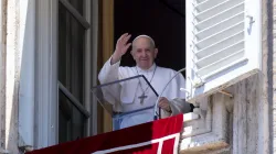 Papa Francesco saluta i fedeli al termine di un Angelus / Vatican Media / ACI Group