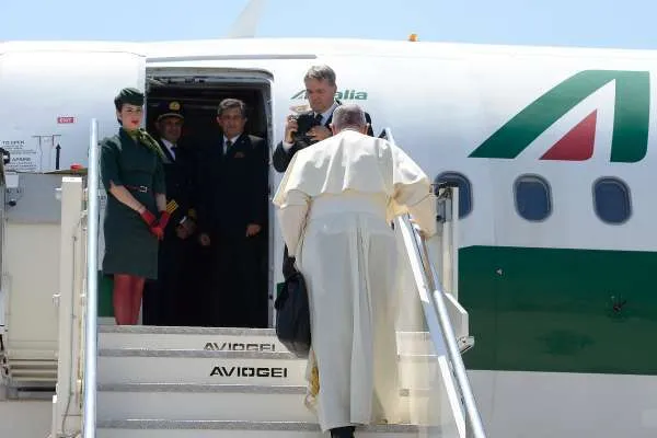 Papa Francesco entra in aereo durante uno dei suoi viaggi internazionali / Vatican Media / ACI Group