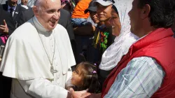 Papa Francesco con alcuni migranti / Migrants and Refugees Section