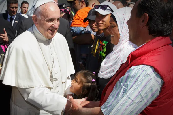 Papa Francesco con alcuni migranti / Migrants and Refugees Section