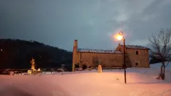 Il santuario di San Giovanni Paolo II a San Pietro alla Ienca coperto dalla neve dopo le nevicate di questi giorni. I collegamenti sono interrotti a causa del terremoto / Franca Corrieri / ACI Stampa