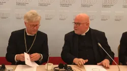 Il Cardinale Marx e l'arcivescovo Bedford Strohm durante la conferenza stampa al termine dell'incontro con Papa Francesco, Roma, 6 febbraio 2017 / Angela Ambrogetti / ACI Stampa 