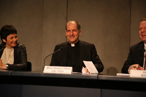 Monsignor Pietro Dal Toso, segretario delegato del Dicastero per il Servizio allo Sviluppo Umano integrale, presenta il messaggio di Papa Francesco per la Quaresima 2017. Alla sua destra, Chiara Amirante di Nuovi Orizzonti, Sala Stampa Vaticana, 7 febbraio 2017 / Lucia Ballestrer / ACI Group